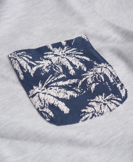 Superdry Festival Pocket T skjorte med heldekkende trykk Superdry Festival Pocket T skjorte med heldekkende trykk