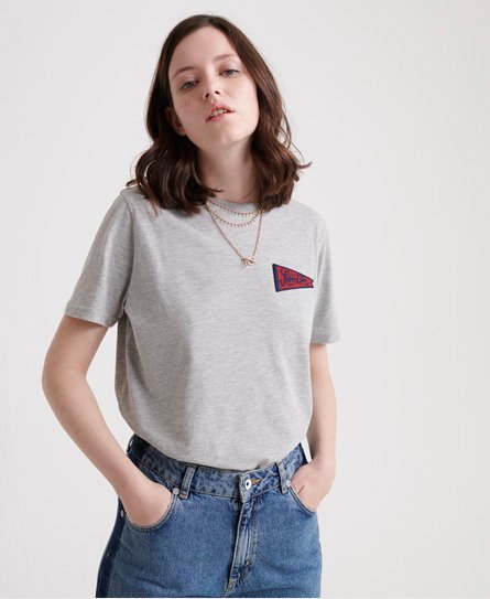 Superdry Classic Varsity Pennant T skjorte i avslappet stil Superdry Classic Varsity Pennant T skjorte i avslappet stil