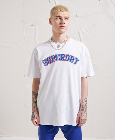 Superdry Unisex Energy Varsity T-skjorte med applikasjoner