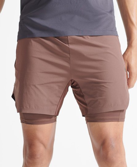 superdry en's sport train premium shorts im lagenlook braun - größe: