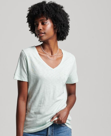 Camiseta de algodón orgánico con cuello de pico y bolsillo