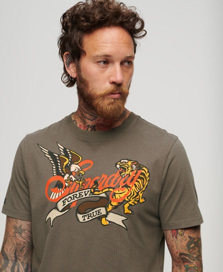 Script-T-skjorte med tatoveringsgrafikk