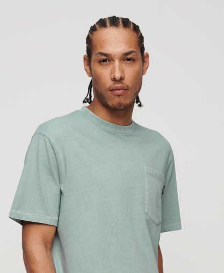 Camiseta con pespuntes y bolsillo en contraste