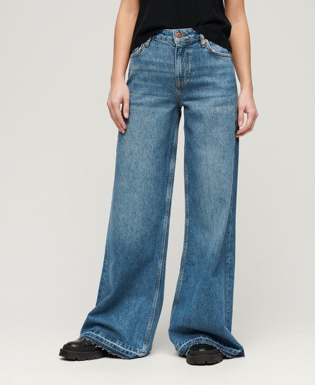Ausgestellte Jeans mit unversäubertem Saum und weitem Bein
