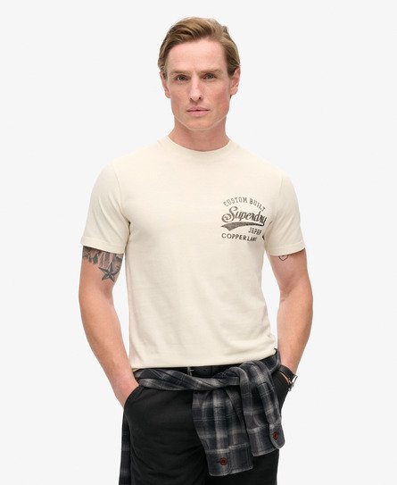 T-shirt med grafik og kobberfarvet mærke på brystet