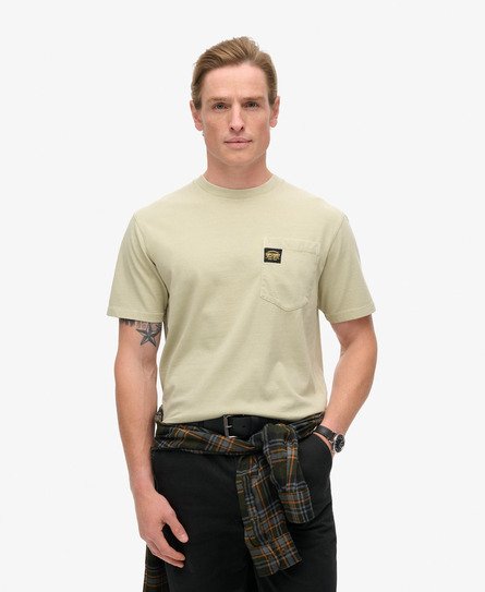 T-shirt med lomme og kontrastsyning