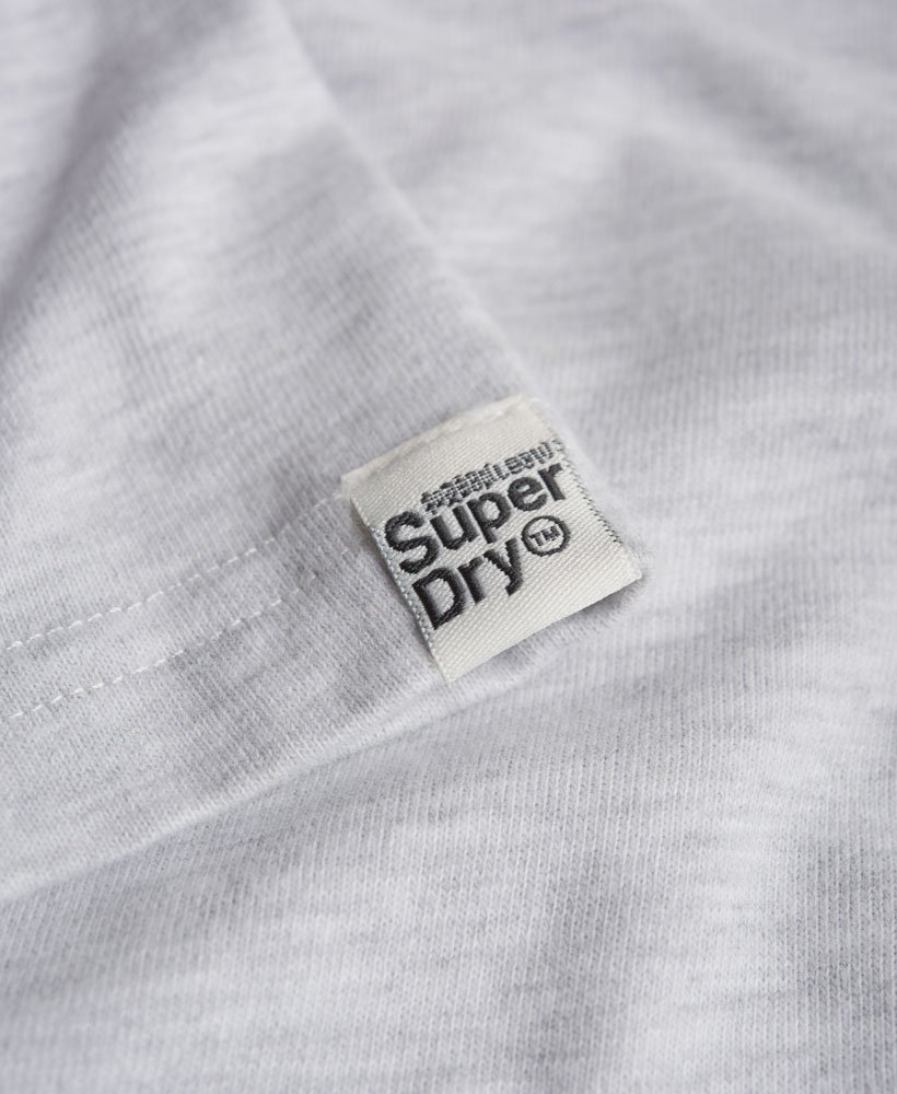 Superdry Festival Pocket T skjorte med heldekkende trykk Superdry Festival Pocket T skjorte med heldekkende trykk