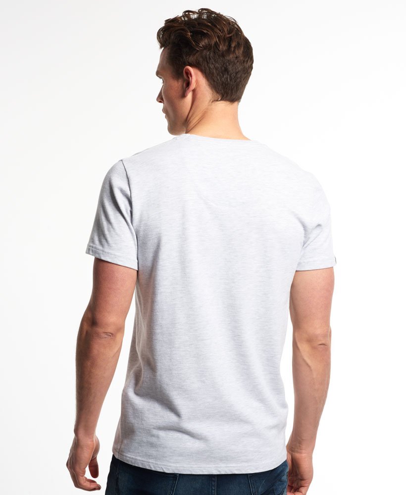 Superdry Festival Pocket T skjorte med heldekkende trykk Superdry Festival Pocket T skjorte med heldekkende trykk