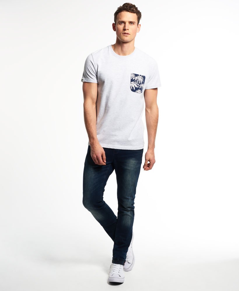 Superdry Festival Pocket T skjorte med heldekkende trykk Superdry Festival Pocket T skjorte med heldekkende trykk