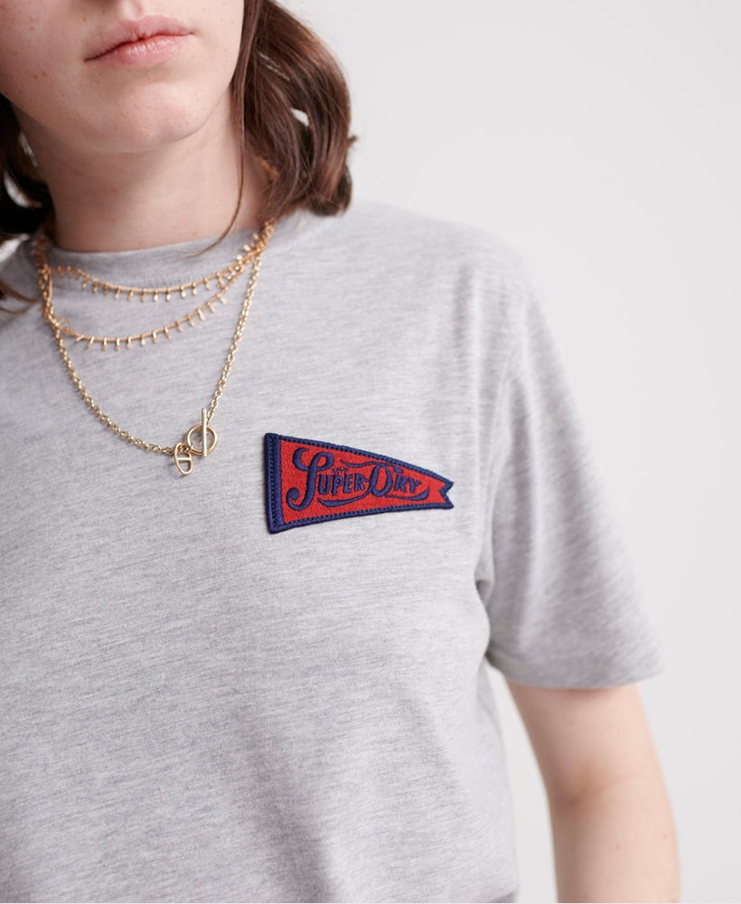 Superdry Classic Varsity Pennant T skjorte i avslappet stil Superdry Classic Varsity Pennant T skjorte i avslappet stil