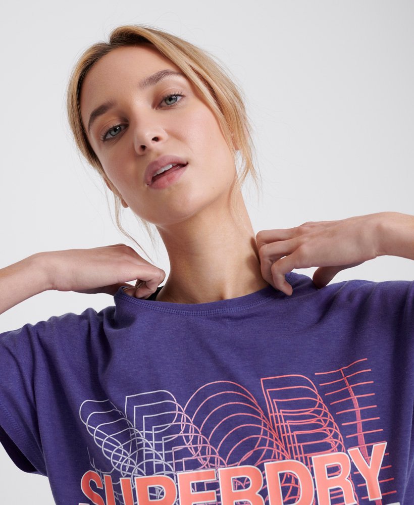 Superdry Core T skjorte med splitt i ryggen Dame T skjorter Superdry Core T skjorte med splitt i ryggen Dame T skjorter