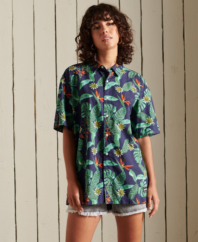 women's how to wear an oversized hawaiian shirt