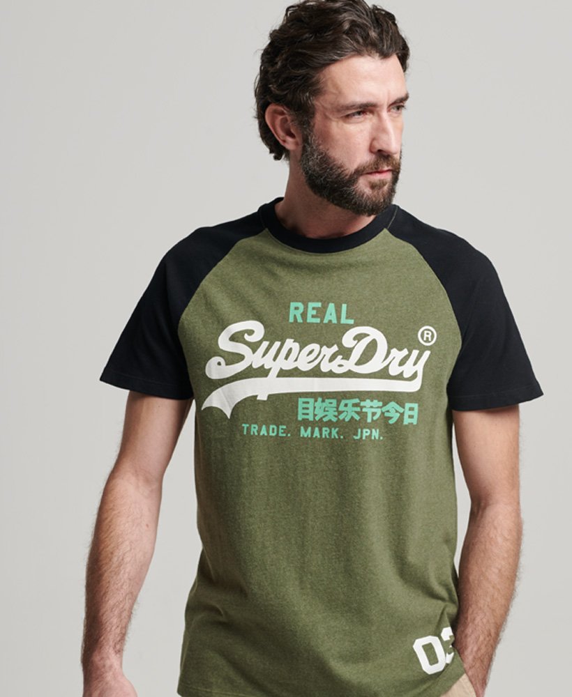 Herren - Vintage Logo Raglan-T-Shirt aus Bio-Baumwolle Thrift Olivgrün  Meliert/schwarz | Superdry DE