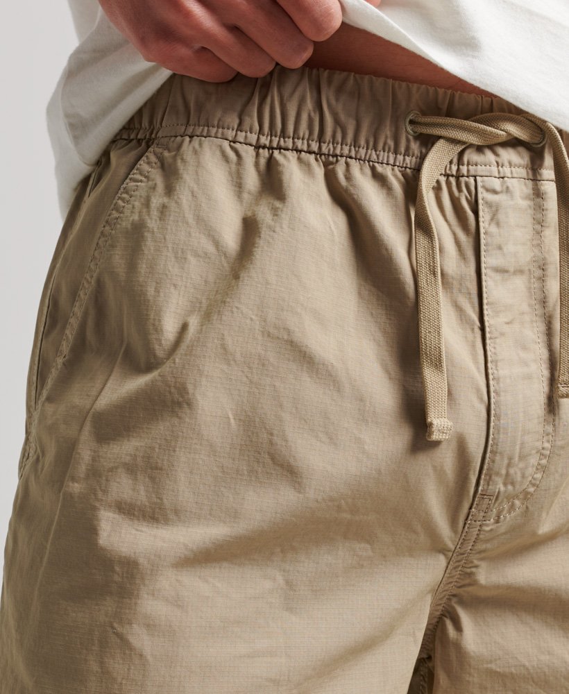 Pantalon cargo homme beige poches laterales avec écusson brodé en