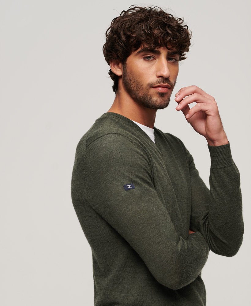 Jersey de hombre de lana con cuello de pico - Toda la ropa de punto para  hombre - Novedades 2024