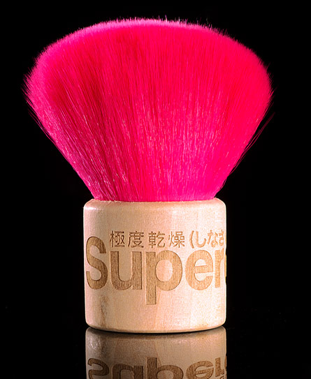 Weicher Kosmetik-Pinsel in knalle pink von Superdry | 17,50€