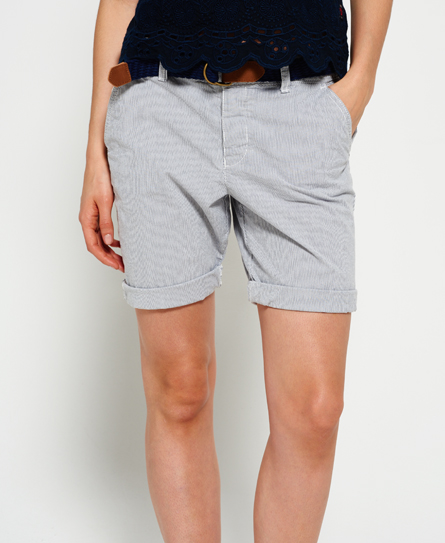 Chica pantalon corto se le ven los cachetes del culo 5